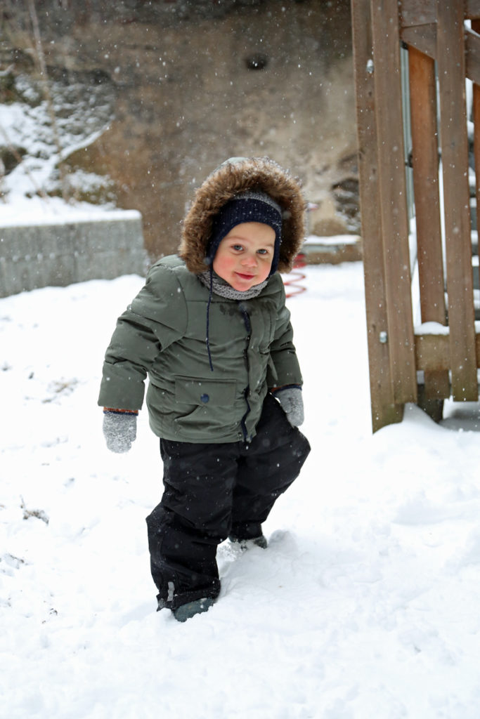 Ein Junge aus der CVJM-Kita Oberbarmen stapft durch den Schnee