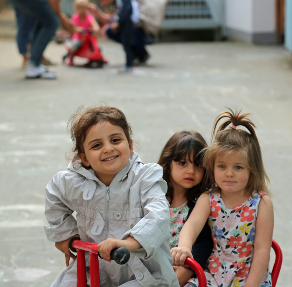 Kinder spielen draussen in der CVJM-Kita Oberbarmen