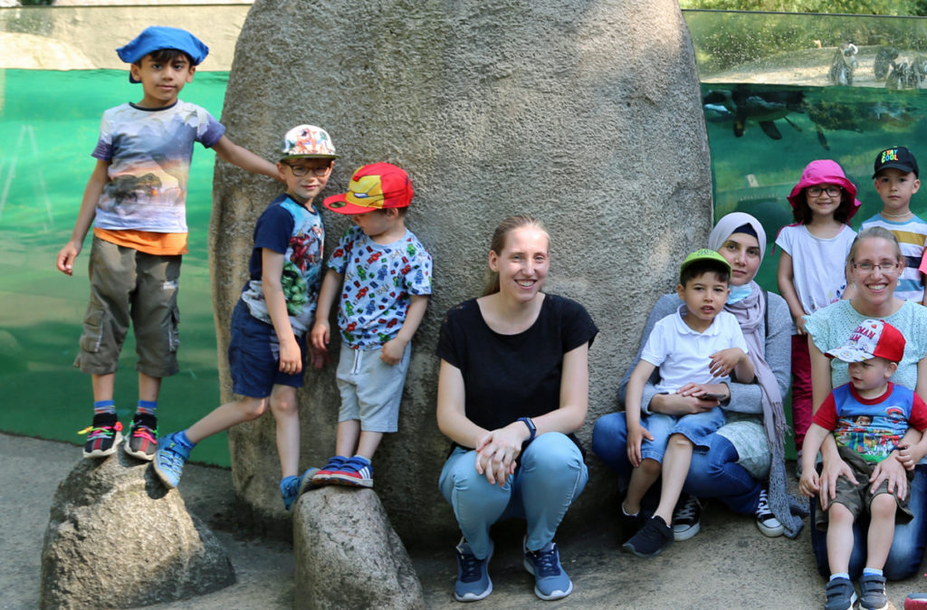 teil-eines-gruppenbildes-von-kindern-im-zoo-wuppertal