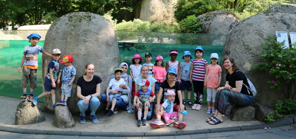 Kinder der CVJM-KITA und Erzieherinnen vor dem Pinguinbecken im Wuppertaler Zoo
