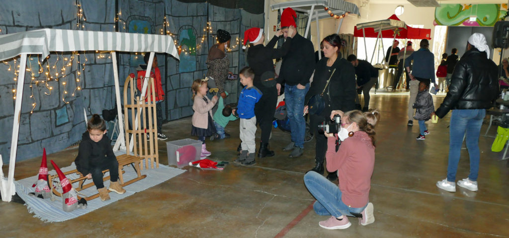 kinder-und-erwachsene-auf-einem-weihnachtsmarkt-in-einer-halle
