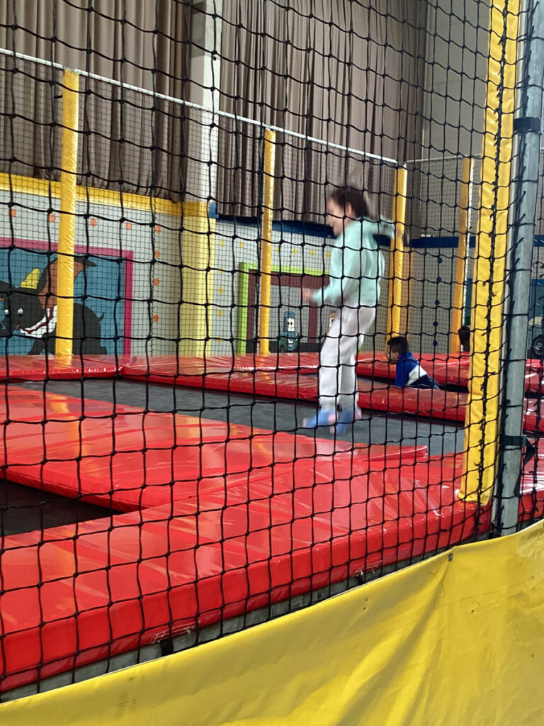 kinder-huepfen-auf-grossen-trampolins