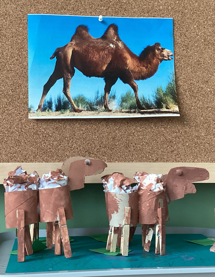 unter-der-fotografie-eines-kamels-stehen-zwei-gebastelte-kamele