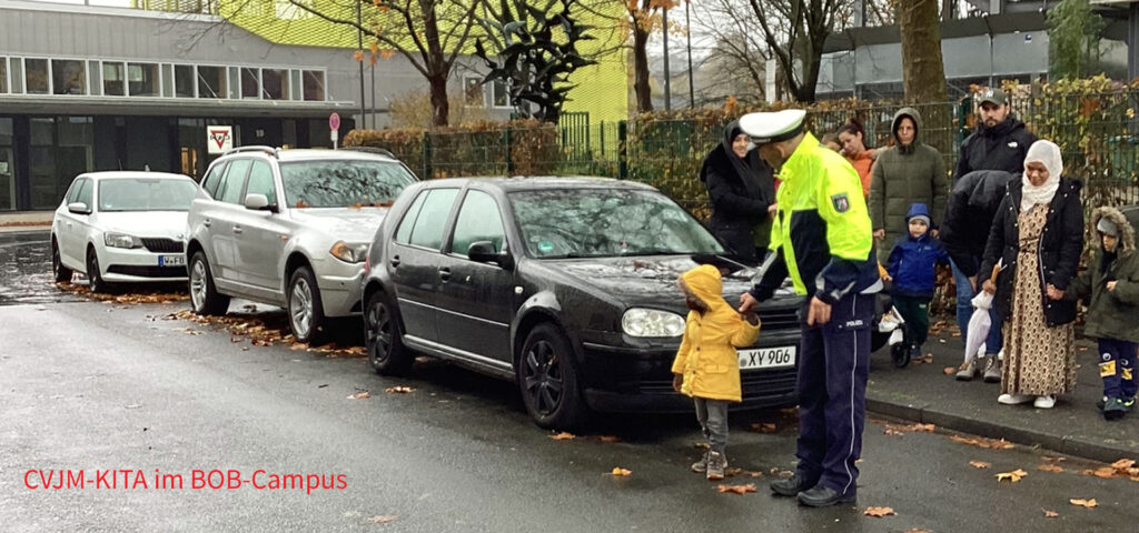 ein-kind-schaut-an-der-hand-eines-polizisten-neben-geparkten-autos-auf-die-strasse