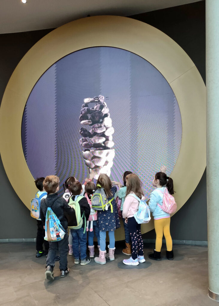 kinder-stehen-vor-einem-grossen-leuchtbild-im-museum