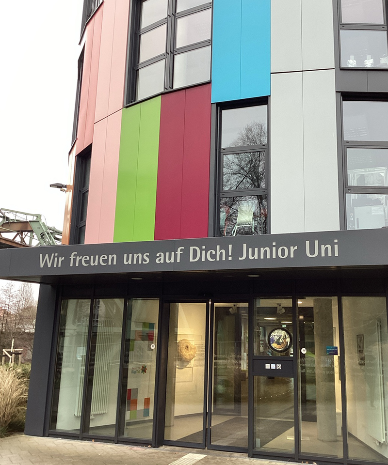 Ueber dem Eingangsbereich der Junior-Uni Wuppertal steht der Satz Wir freuen uns auf Dich!