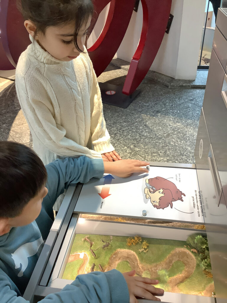 Kinder nutzen Multimedia-Angebote im Museum