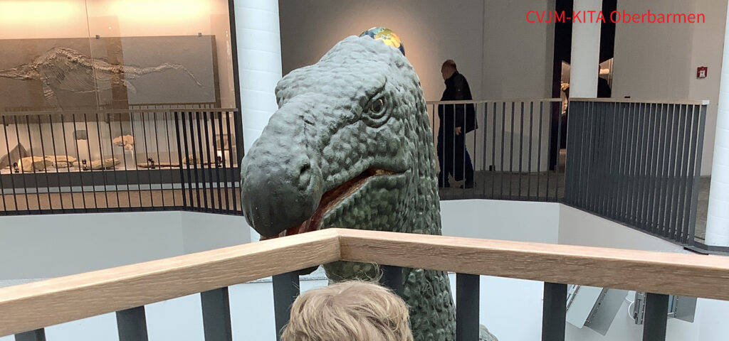 Im Naturmuseum Dortmund reicht der Dinosaurierkopf bis in den zweiten Stock