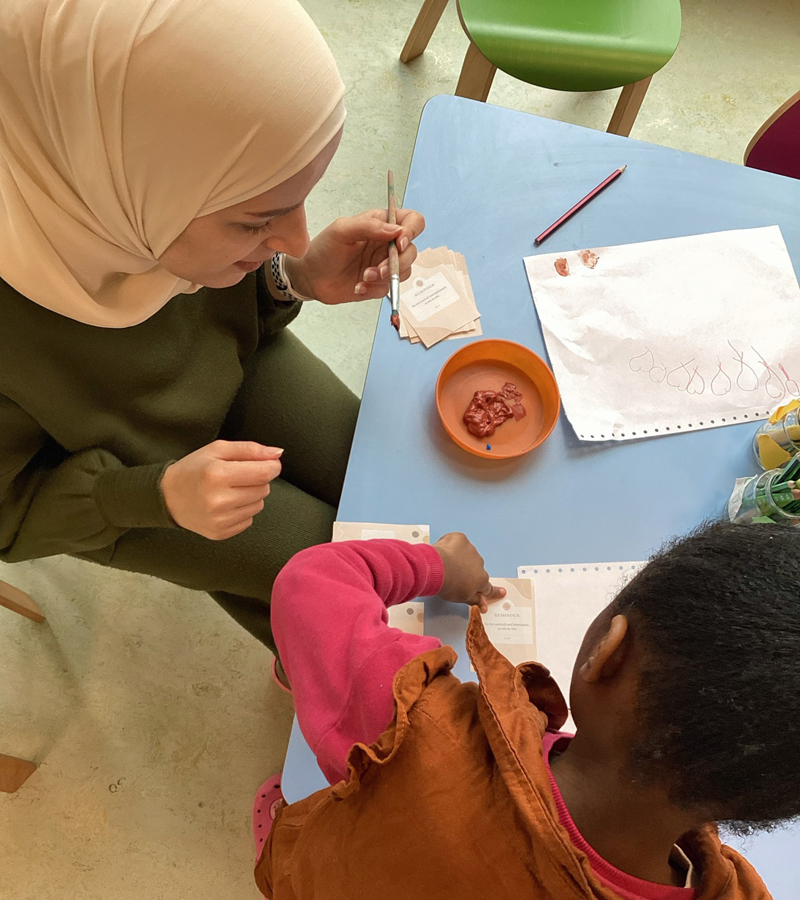 Erwachsene und Kinder beim Basteln