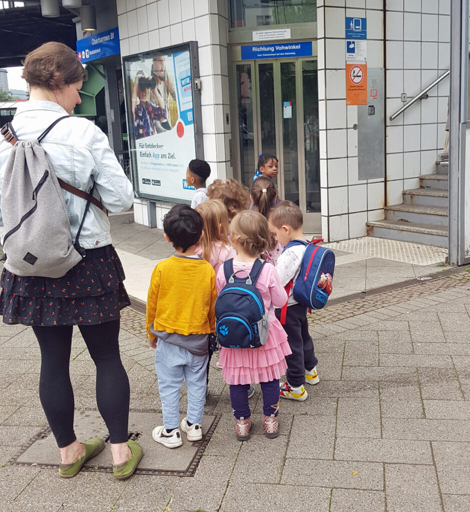 Kinder und Erwachsene erreichen zu Fuss den Bahnhof Oberbarmen