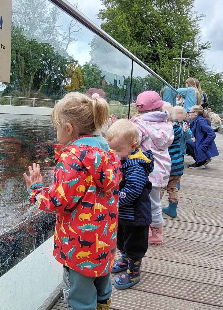 Kinder schauen sich Wassertiere an einem Becken im Tierpark Bochum