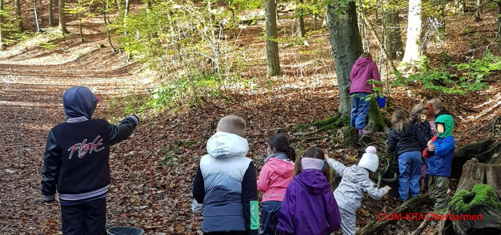 Kinder spielen im Wald