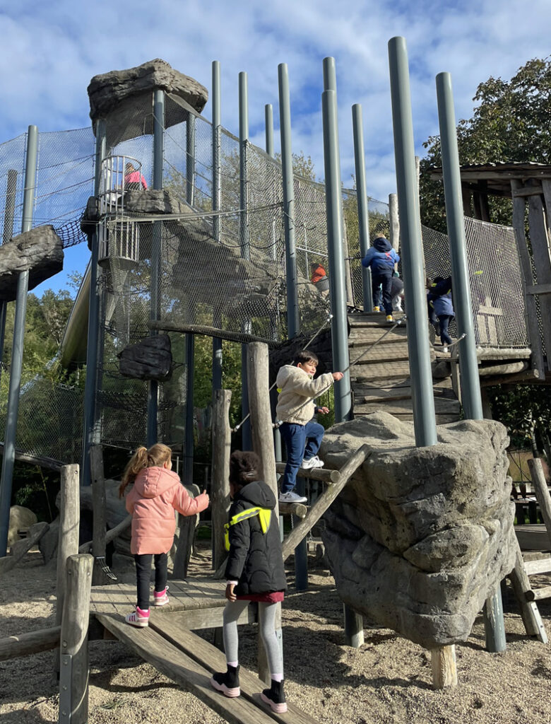 Kinder klettern auf einem Spielgerät auf dem Kettler Hof