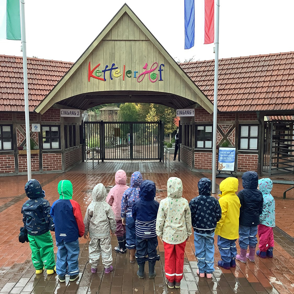 Kinder stehen vor dem Eingang zum Ketteler Hof in Haltern