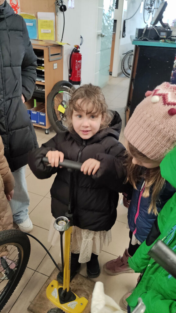 Kinder helfen mit in der Fahrradmeisterei