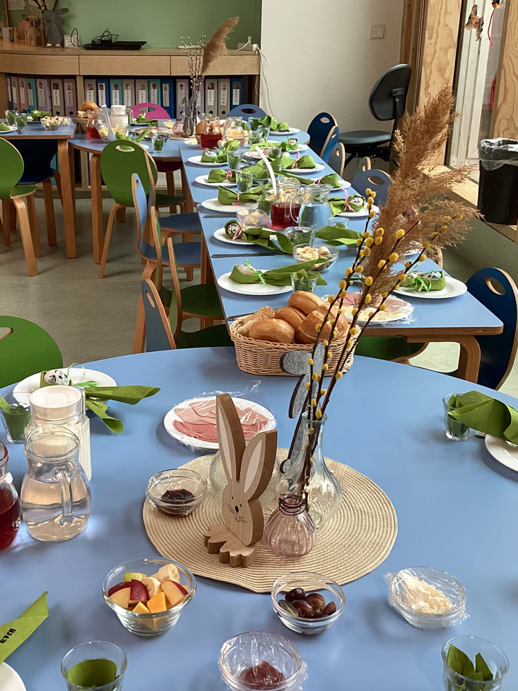 kindertische sind mit osterdekorationen geschmueckt