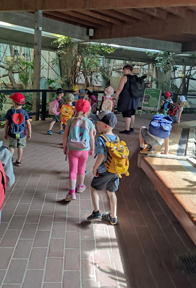 Kinder und Erzieherinnen im Bereich der Terrarien im Zoo Wuppertal