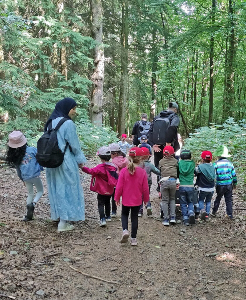 Waldspaziergang mit Kindern