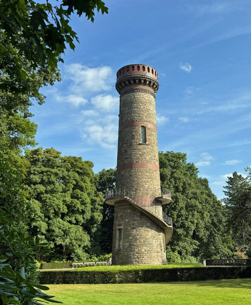 Der Toelleturm in Wuppertal unter blauem Himmel