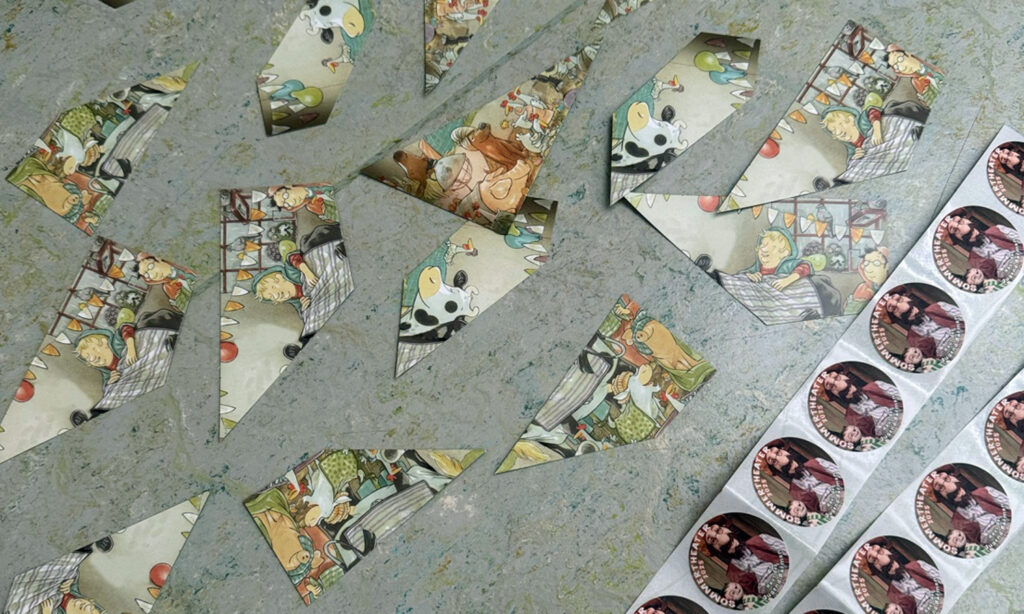 Viele bunte Puzzleteile liegen auf dem Fussboden
