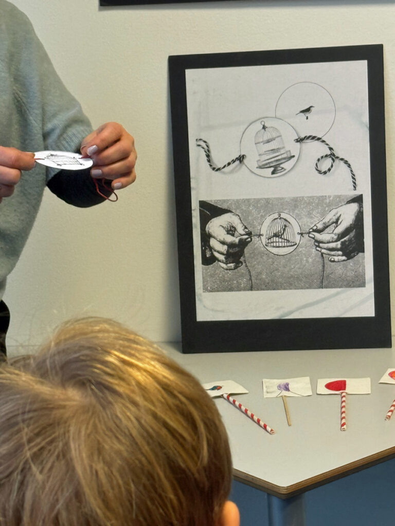 In der Wuppertaler Junior Uni sehen die Kinder Zeichnungen die frueher fuer Filme verwendet wurden