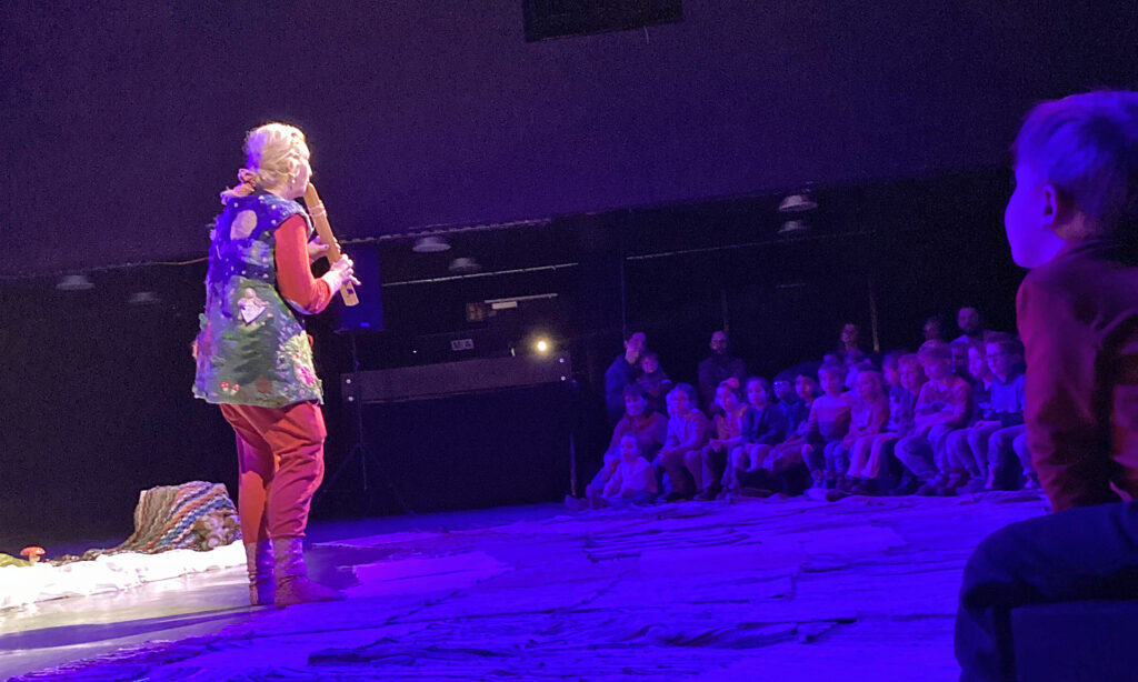 Vor Publikum spielt die Miss Fairytale auf einer grossen Floete