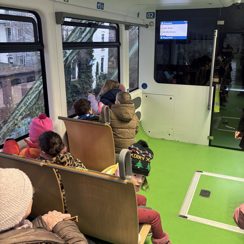 Kinder unterwegs mit der Wuppertaler Schwebebahn