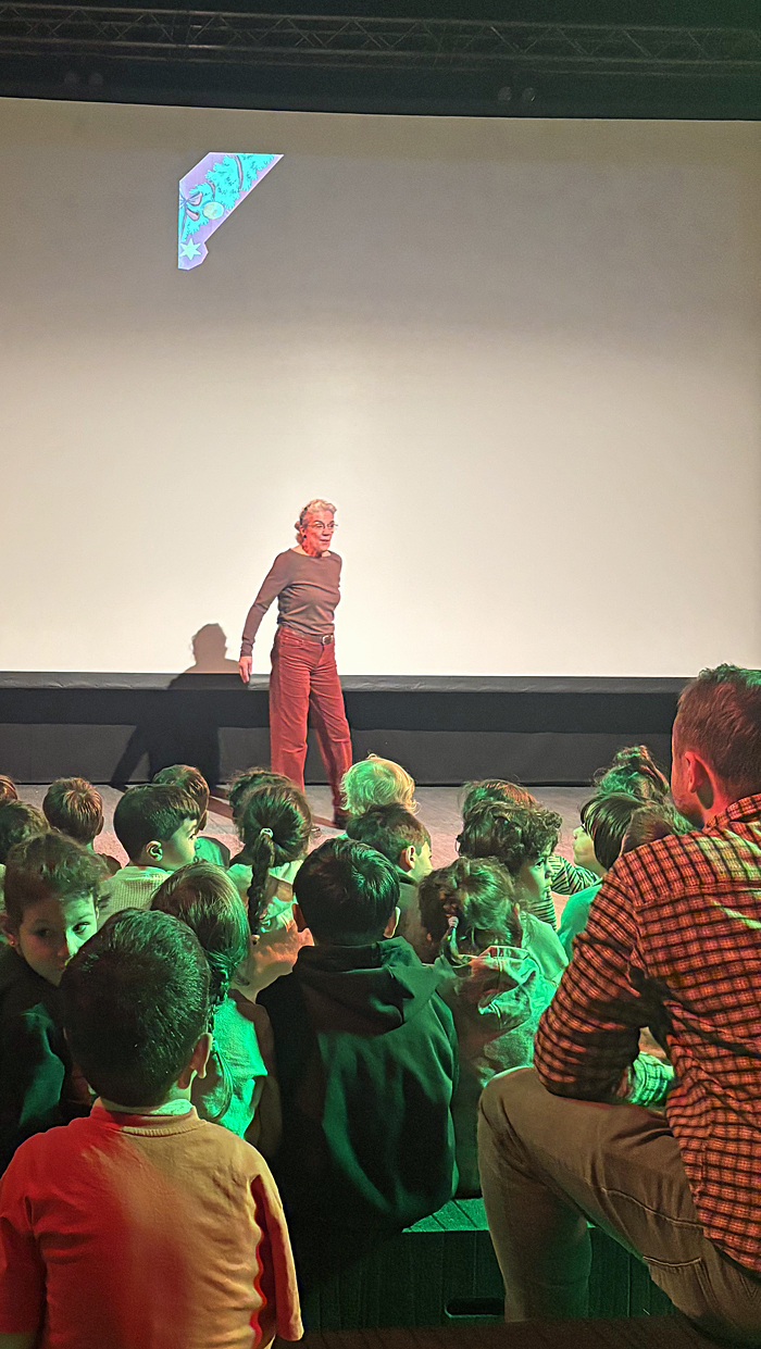 Kinder erleben eine Schnipselkino-Vorstellung im Haus der Jugend in Barmen