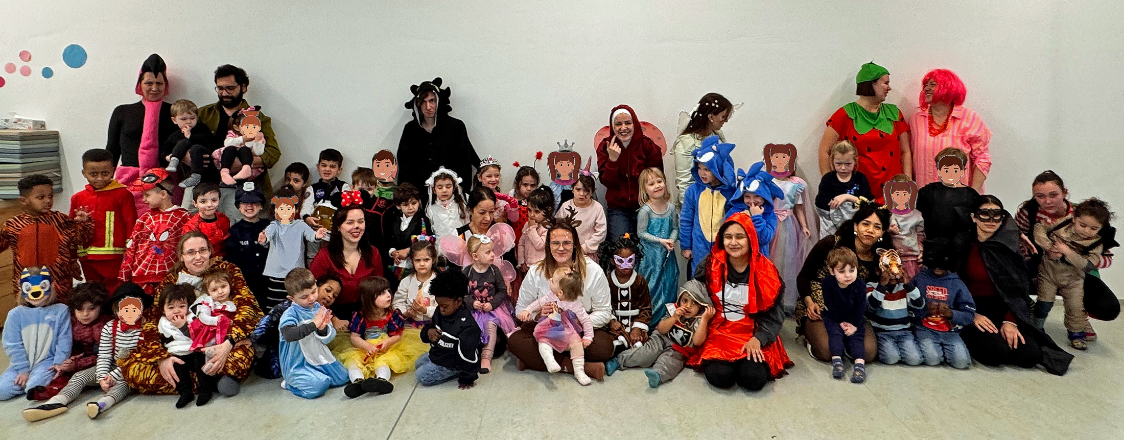 Kita-Kinder und Erzieher und Erzieherinnen haben sich in Karnevalsverkleidung zum Gruppenbild postiert