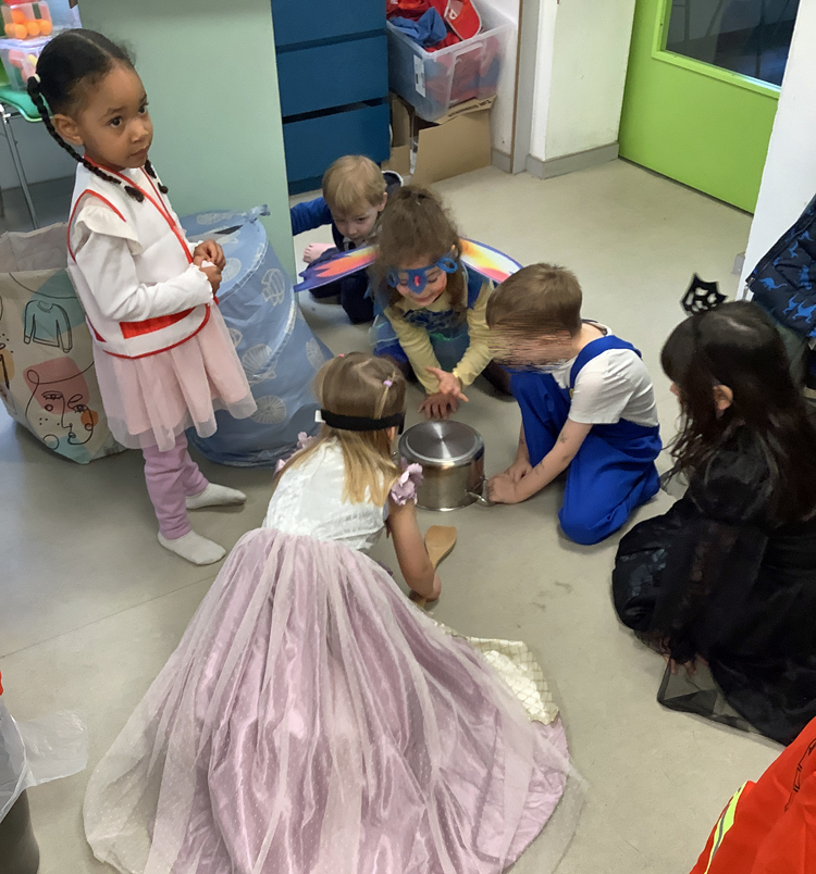 Kinder spielen Topfschlagen im Raum