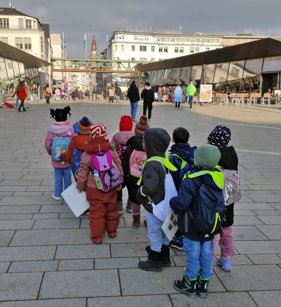 Kinder gehen durch die Fussgaengerzone in Wuppertal