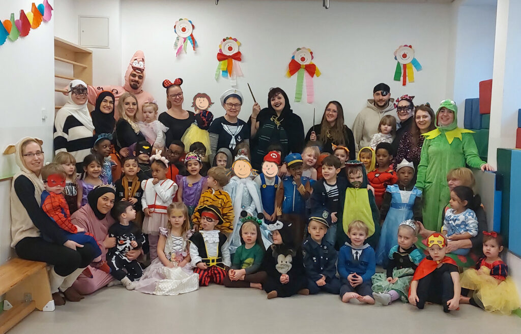 Ein Karnevals-Gruppenbild mit tollen Kostuemen