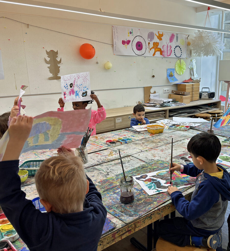 Kinden malen im Von-der-Heydt-Museum Wuppertal bunte Bilder