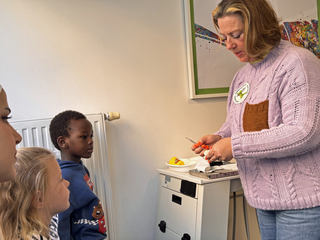 Die Mitarbeiterin des Mundhygienezentrums Wuppertal zeigt den Kitakindern zahnaerztliche Instrumente