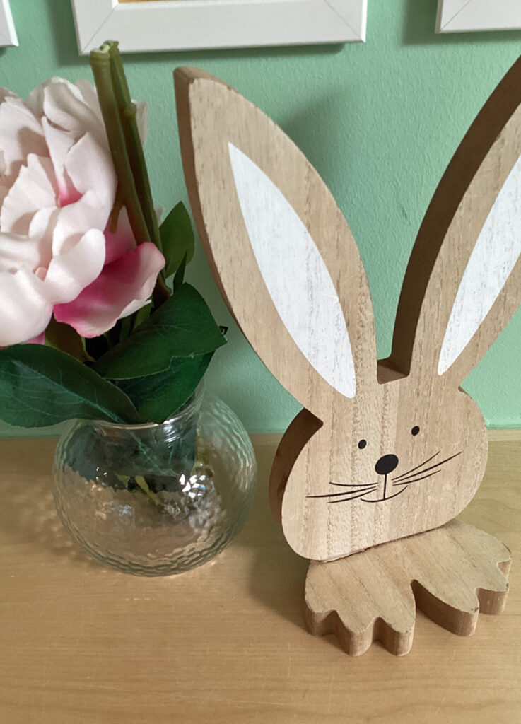 Ein Holz-Haeschen als Osterdekoration