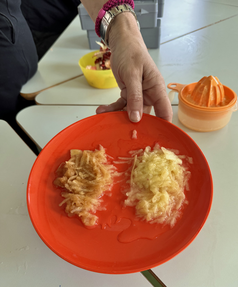 Auf einem Teller liegen rechts gelbe und links braun verfärbte Apfelraspel