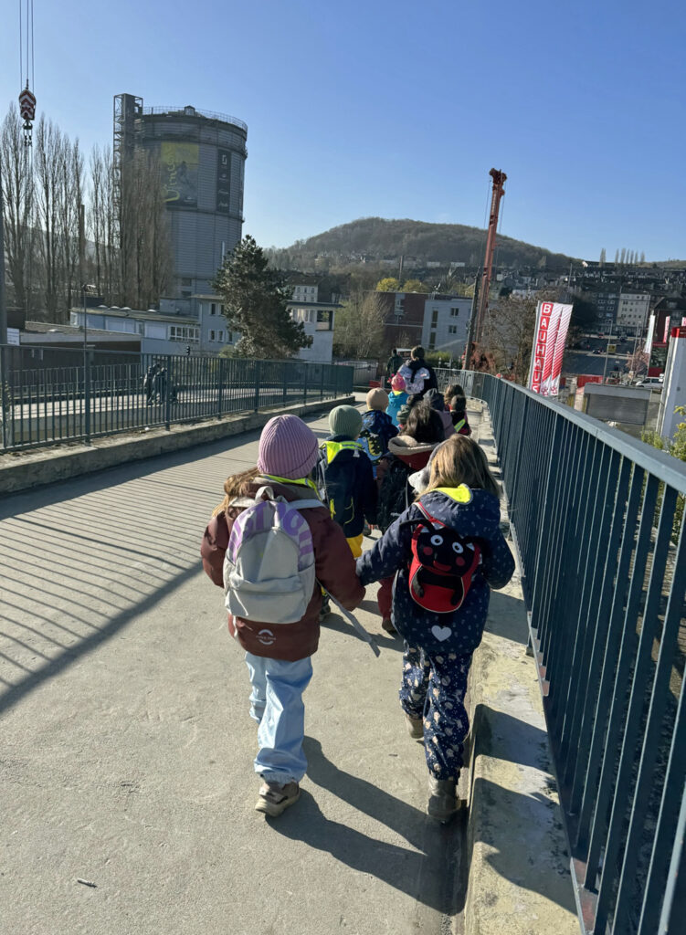 Kinder gehen ueber eine Bruecke nach Wuppertal-Heckinghausen zum Visiodrom
