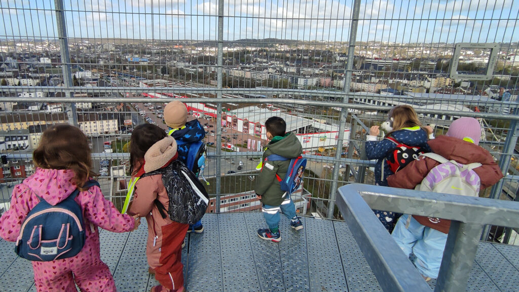 Kinder stehen auf dem Skywalk des Visiodroms Wuppertals und schauen in die Ferne