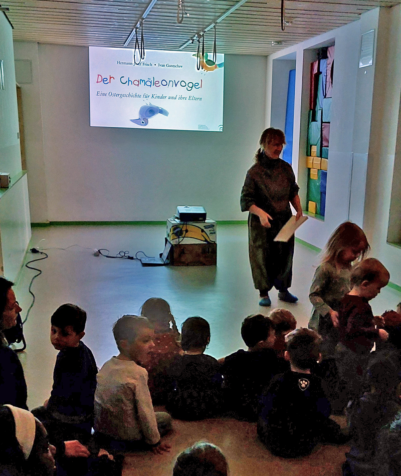 Kinder sitzen auf dem Fussboden und wollen einen Film schauen