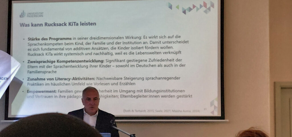 Fachvortrag eines Experten zur Rucksack-Kita