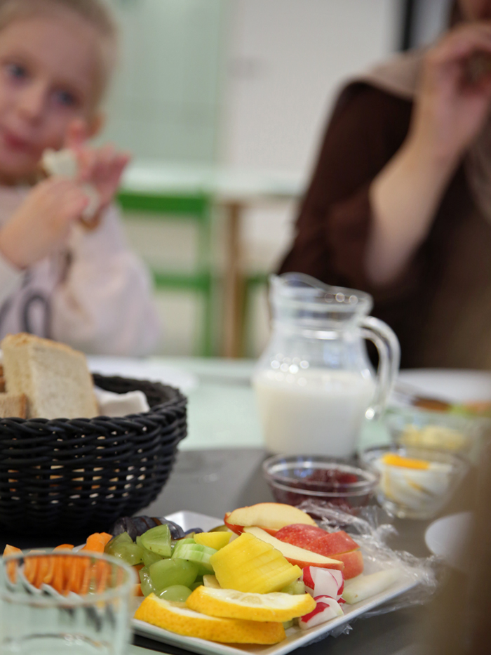 Eine bunte Obstplatte sorgt fuer Farbe auf dem Fruehstueckstisch